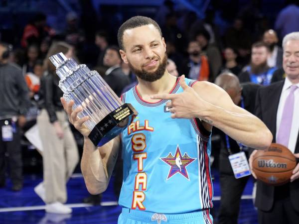 Stephen Curry berpose dengan trofi MVP All-Star Game 2025. (Foto: AP)