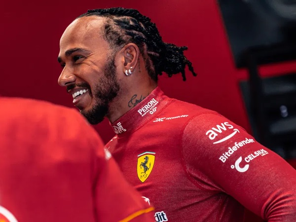 Sir Jackie Tidak Kesampingkan Hamilton dalam Perebutan Gelar