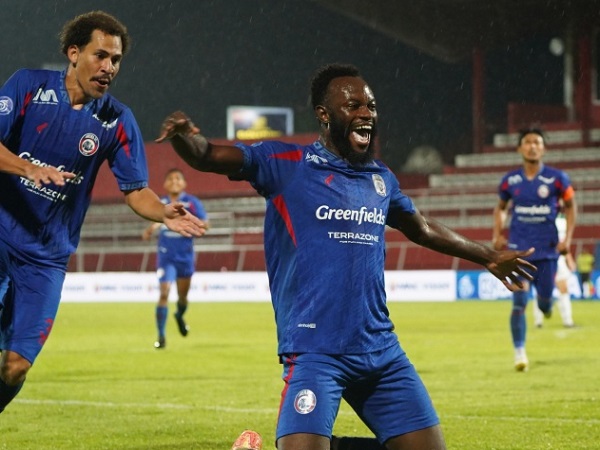 Penyerang Arema FC, Charles Lokolingoy merayakan gol ke gawang PSS Sleman