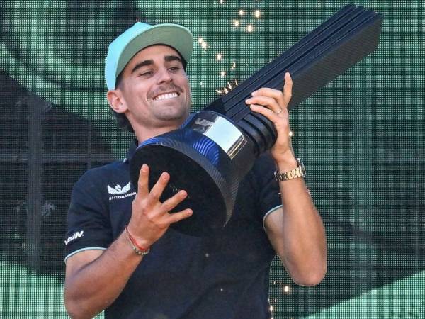 Joaquin Niemann berpose dengan trofi LIV Golf Adelaide. (Foto: Golf Digest)