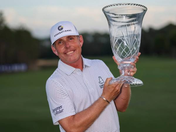 Justin Leonard berpose dengan trofi Chubb Classic. (Foto: Golf Digest)
