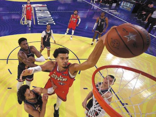 Pemain San Antonio Spurs asal Prancis, Victor Wembanyama (tengah) mendukung penuh konsep AS Vs Internasional untuk All-Star Game. (Foto: AP)