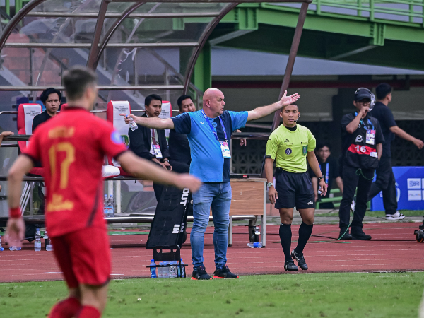 Bojan Hodak sesalkan insiden pelemparan yang mengenai Tyronne del Pino