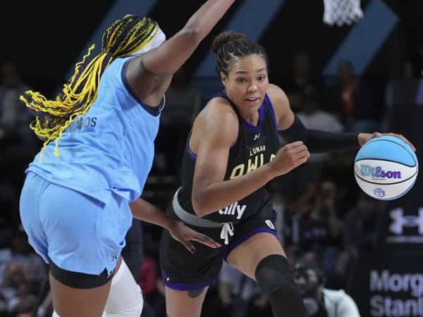 Napheesa Collier (kanan) mengalahkan Aaliyah Edwards di final 1-On-1 Unrivaled pekan lalu. (Foto: AP)