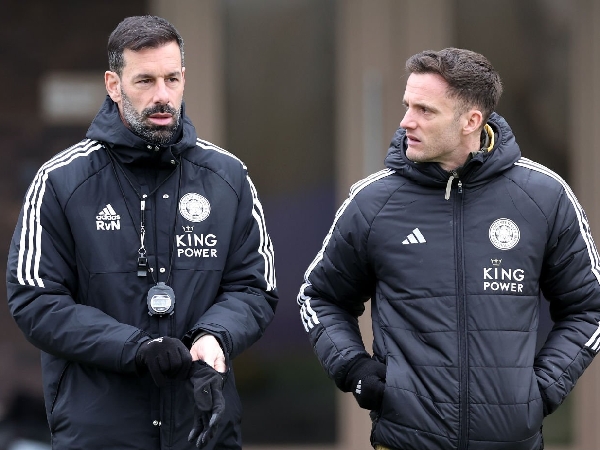Andy King mendampingi Ruud van Nistelrooy di Leicester City