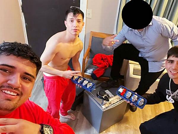 Tiga orang terdakwa perampokan berpose dengan brankas dan perhiasan yang diduga dicuri dari rumah pemain Milwaukee Bucks, Bobby Portis. (Foto: AP)