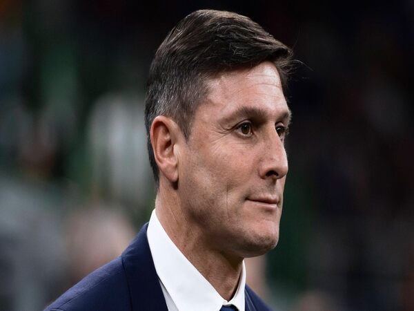 Masih terlibat dalam perburuan gelar juara Serie A dan juga Liga Champions, Javier Zanetti meminta Inter Milan fokus mengejar double winner musim ini / via Getty Images