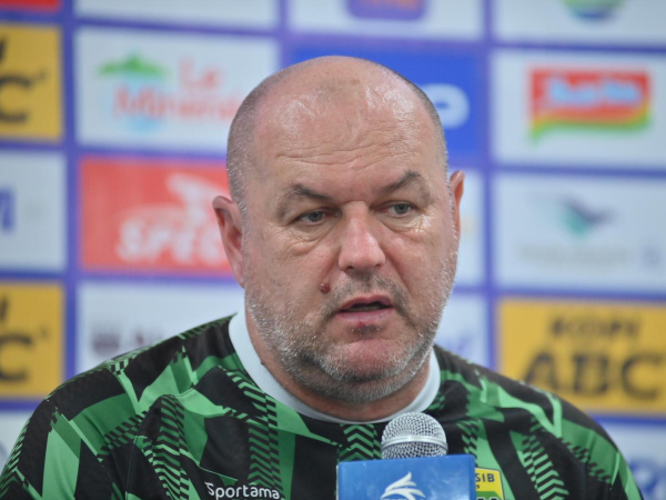 Bojan Hodak kabarkan dua stoper utama Persib akan absen lawan Madura United