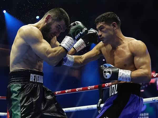 Dmitry Bivol (kanan) dan Artur Beterbiev bertarung pada Oktober tahun lalu. (Foto: Fight TV)