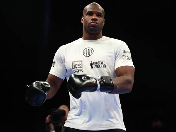 Daniel Dubois sedang diperiksa oleh dokter, namun jenis penyakitnya belum diungkapkan. (Foto: Fight TV)