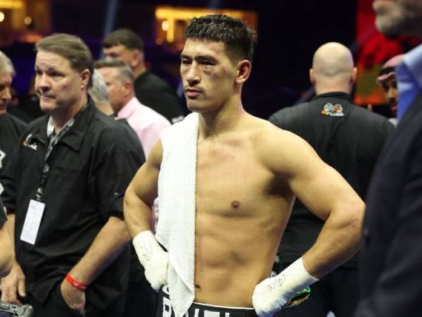Dmitry Bivol tampak kecewa setelah kekalahan dari Artur Beterbiev pada Oktober lalu. (Foto: Fight TV)