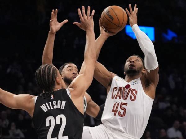 Donovan Mitchell (kanan) mencetak 26 poin saat Cleveland Cavaliers meraih kemenangan 110-97 atas Brooklyn Nets di New York pada hari Kamis (21/2) malam.