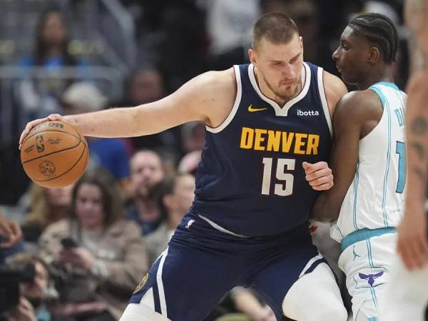 Nikola Jokic (kiri) mengoleksi 29 poin saat Denver Nuggets mengalahkan Charlotte Hornets 129-115 pada Kamis (21/2) malam. (Foto: NBA)