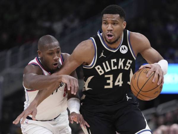 Giannis Antetokounmpo (kanan) mencetak 23 poin saat Milwaukee Bucks mengalahkan tim tamu Los Angeles Clippers 116-110 pada hari Kamis (21/2) malam. (Foto: AP)