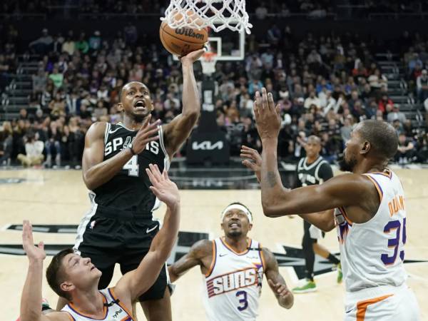 De'Aaron Fox (kiri) mencetak 26 poin saat San Antonio Spurs mengalahkan Phoenix Suns 120-109 pada hari Kamis (21/2) malam di Austin, Texas. (Foto: NBA)