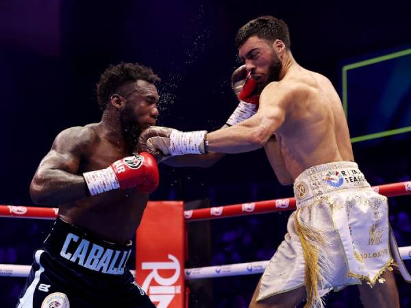 Carlos Adames (kiri) dan Hamzah Sheeraz. (Foto: Fight TV)
