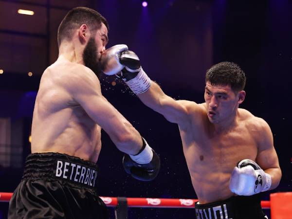 Dmitry Bivol (kanan) dan Artur Beterbiev. (Foto: Fight TV)