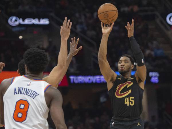 Donovan Mitchell (kanan) mencetak 27 poin saat tuan rumah Cleveland Cavaliers meraih kemenangan 142-105 atas New York Knicks pada Jumat (21/2) malam. (Foto: AP)