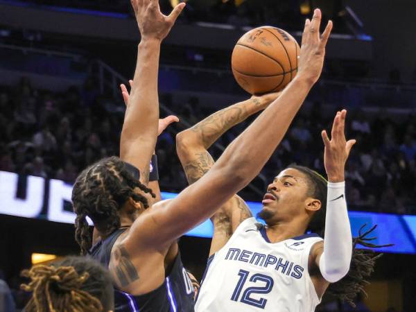 Ja Morant (kanan) mencetak 23 poin saat tim tamu Memphis Grizzlies mengalahkan Orlando Magic 105-104 pada hari Jumat (21/2) malam. (Foto: AP)