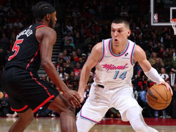 Tyler Herro (kanan) mencetak 28 poin saat tim tamu Miami Heat mengalahkan Toronto Raptors 120-111 melalui babak overtime pada Jumat (21/2) malam. (Foto: AP)