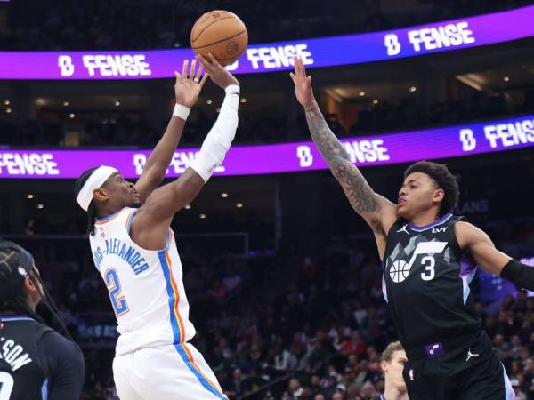 Shai Gilgeous-Alexander (kiri) mencetak 21 poin saat Oklahoma City Thunder menang 130-107 atas Utah Jazz pada hari Jumat (21/2) malam. (Foto: AP)