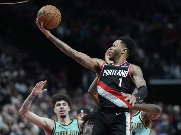 Anfernee Simons mencetak 25 poin saat Portland Trail Blazers menang 141-88 atas tim tamu Charlotte Hornets pada Sabtu (22/2) malam. (Foto: AP)