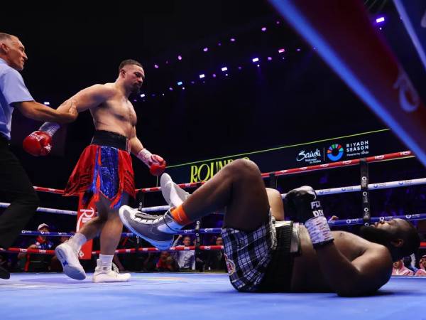 Joseph Parker (kiri) menyaksikan Martin Bakole tersungkur ke kanvas. (Foto: Fight TV)