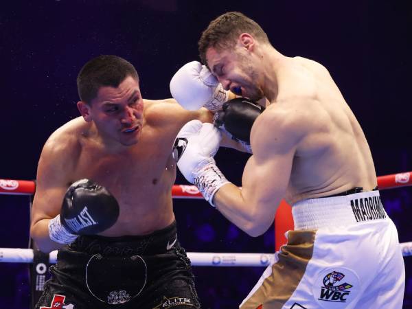 Vergil Ortiz Jr (kiri) dan Israil Madrimov. (Foto: Fight TV)