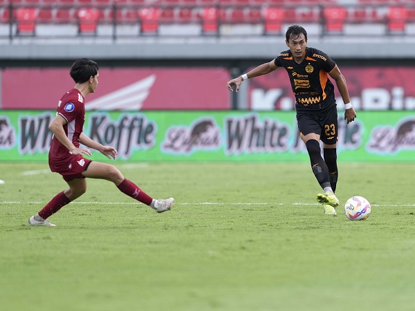 Pemain bertahan Persija Jakarta, Hansamu Yama Pranata di laga kontra PSM Makassar