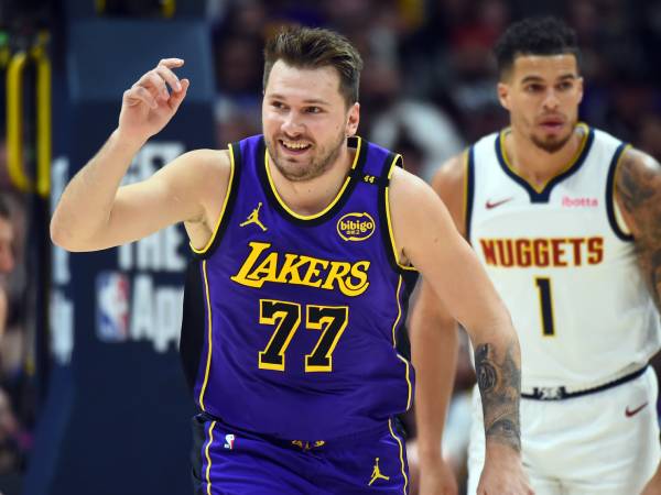 Luka Doncic menampilkan performa terbaiknya dalam seragam Lakers pada Sabtu malam di Denver. (Foto: AP)