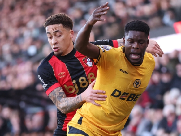 Winger Bournemouth, Marcus Tavernier, berduel dengan Marshall Munetsi dari Wolves