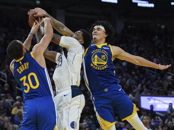 Warriors Pecundangi Mavericks Saat Jersey Igoudala Dipensiunkan