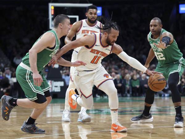 Bintang New York Knicks Jalen Brunson (tengah) tetap berharap namun tetap realistis. (Foto: AP)