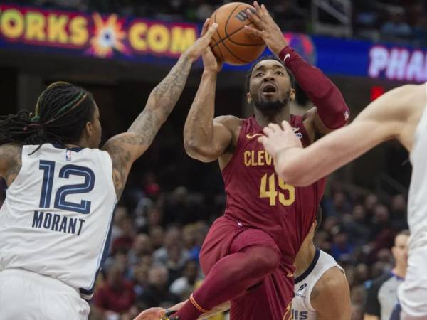 Donovan Mitchell (tengah) mencetak 31 poin saat Cleveland Cavaliers mengalahkan tim tamu Memphis Grizzlies 129-123 pada Minggu (23/2) malam.