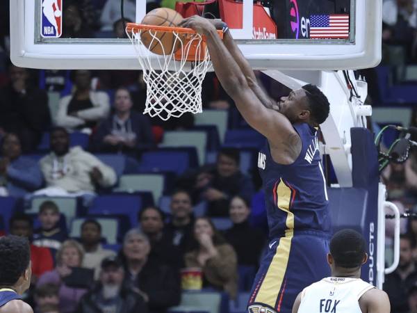 Zion Williamson mencetak 22 poin saat tuan rumah New Orleans Pelicans mengalahkan San Antonio Spurs 114-96 pada hari Minggu (23/2) malam. (Foto: AP)