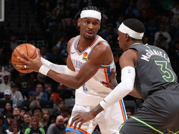 Shai Gilgeous-Alexander (kiri) mencetak 37 poin saat Oklahoma City Thunder menang 130-123 atas Minnesota Timberwolves pada Minggu (23/2) malam. (Foto: AP)