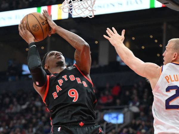 RJ Barrett (kiri) mencetak 23 poin saat Toronto Raptors mengalahkan tim tamu Phoenix Suns 127-109 pada hari Minggu (23/2) malam. (Foto: AP)
