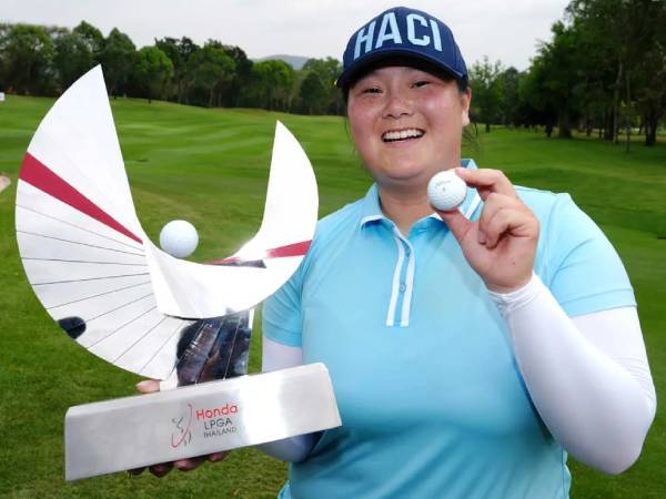 Angel Yin berpose dengan trofi Honda LPGA Thailand. (Foto: Golf Digest)
