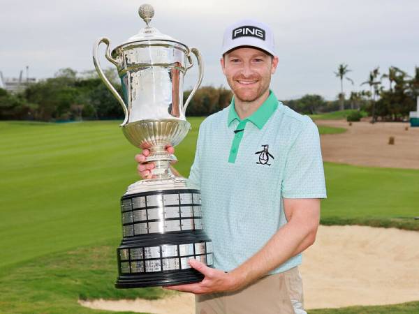 Brian Campbell berpose dengan trofi Mexico Open. (Foto: Golf Digest)