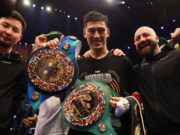 Dmitry Bivol (tengah) berpose dengan empat sabuk kelas berat ringan usai mengalahkan Artur Beterbiev. (Foto: Fight TV)