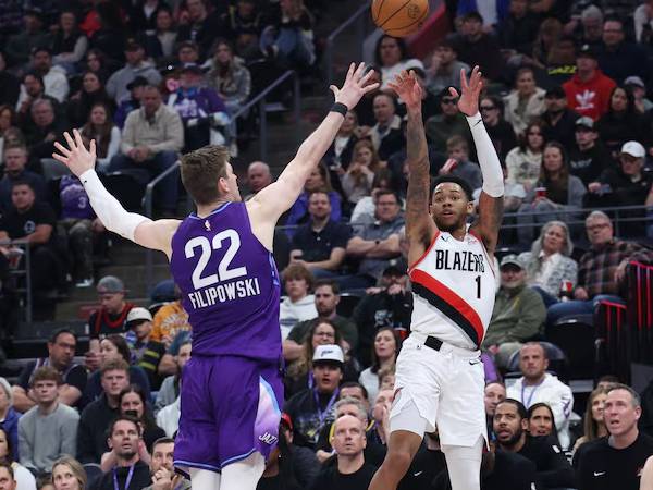 Anfernee Simons (kanan) mencetak 28 poin saat Portland Trail Blazers menang 114-112 atas Utah Jazz pada Senin (24/2) malam di Salt Lake City. (Foto: AP)