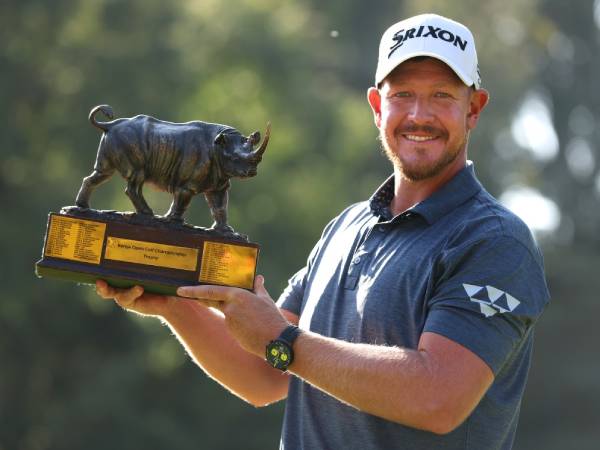 Jacques Kruyswijk berpose dengan trofi Kenya Open. (Foto: Golf Digest)