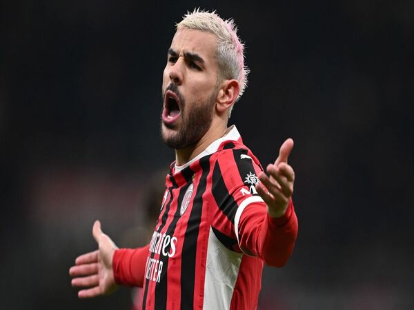 AC Milan dilaporkan berpotensi untuk menjual Theo Hernandez musim panas ini, apabila gagal mencapai kesepakatan soal kontrak baru sang bek kiri di San Siro / via Getty Images