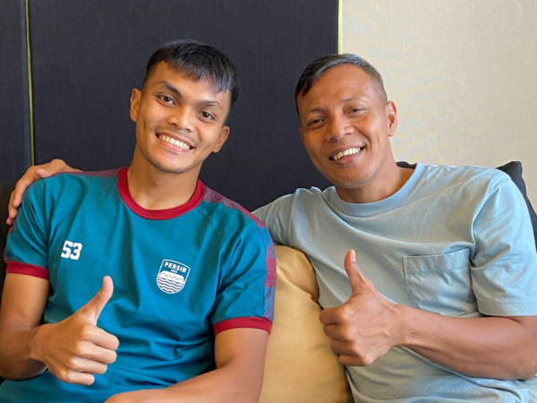 Djadjang Nurdjaman berpesan pada Rachmat Irianto untuk terus membanggakan Sugiantoro