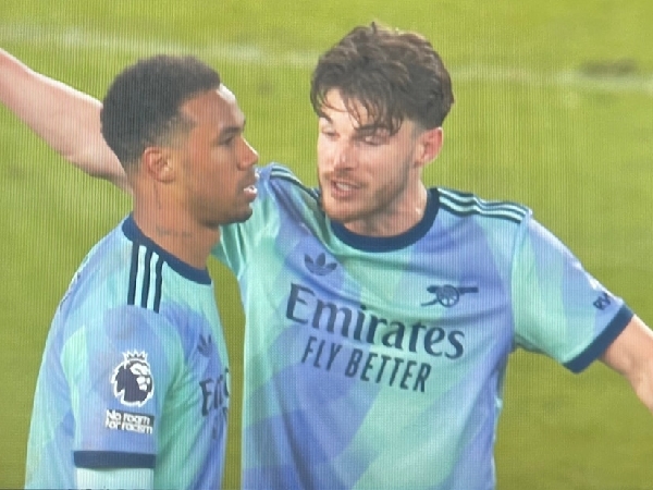 Declan Rice tampak marah kepada bek Arsenal, Gabriel Magalhaes