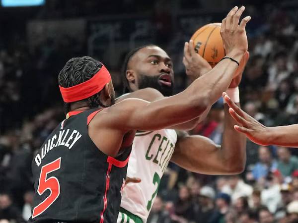 Jaylen Brown (kanan) mencetak 24 poin saat tim tamu Boston Celtics mengalahkan Toronto Raptors 111-101 pada Selasa (25/2) malam. (Foto: AP)