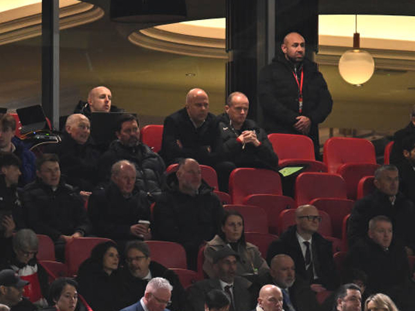 Kurang Emosional Tapi Lebih Jelas, Arne Slot Tentang Menonton dari Tribun