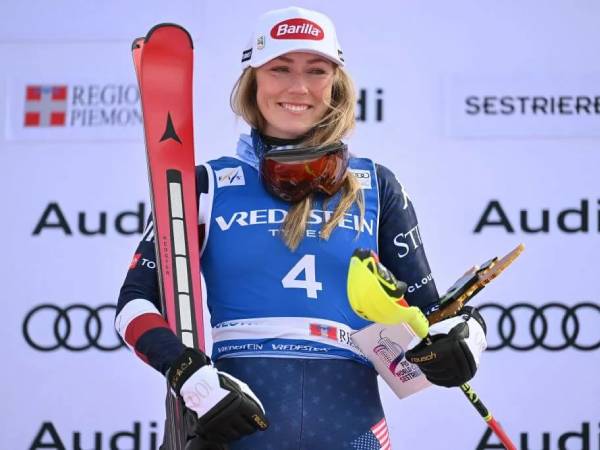 Mikaela Shiffrin merayakan kemenangannnya yang ke-100 di Piala Dunia Ski. (Foto: AP)