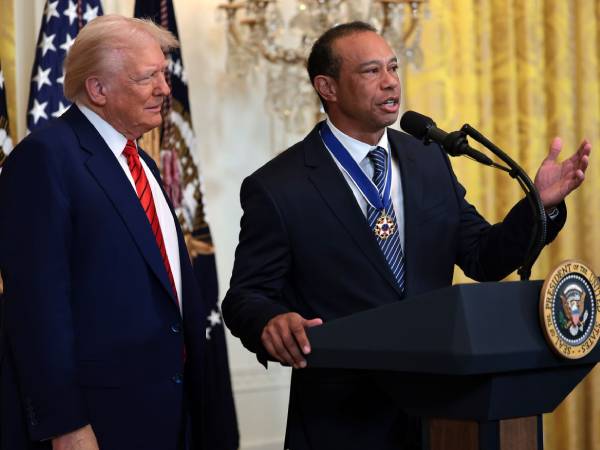 Presiden AS Donald Trump (kiri) dan Tiger Woods saat bertemu pekan lalu. (Foto: AP)