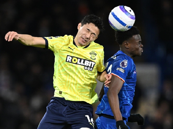 Yukinari Sugawara berduel dengan pemain Chelsea, Tyrique George